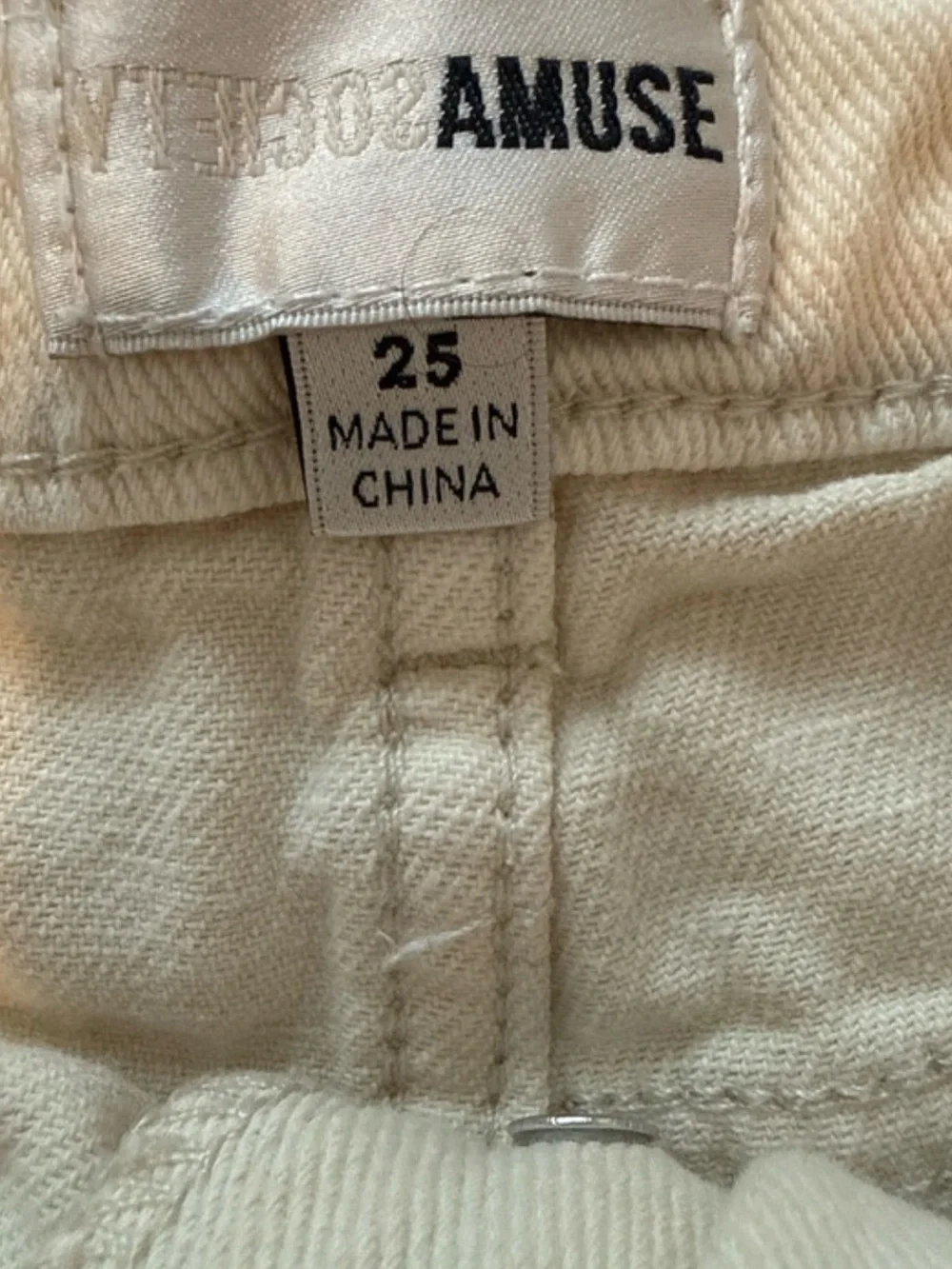 Amuse Society Beige High-Rise Frayed Denim Shorts Size 25 Boho Festival. EUC